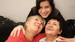 Due mature troie lesbiche leccano e scopano una figa giovane bollente - categoria Lesbica