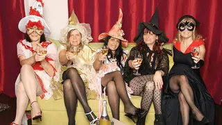 Festa lesbo di Halloween bollente tra troie vecchie e fighe giovani