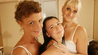 Lesbiche giovane si leccano la figa e si inculano con strapon - categoria Lesbica