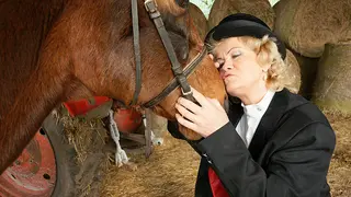 Mamma troia kinkosa si scopa da sola in fienile - categoria Masturbazione