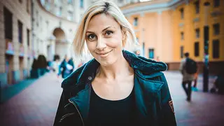 MILF bollente che succhia cazzi e si fa scopare il culo a pezzi