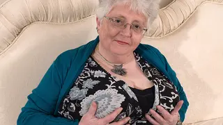 Nonna britannica troiona con tette enormi si incula da sola - categoria Masturbazione