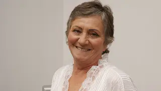 Nonna pelosa continua a lavorare la sua figa bagnata