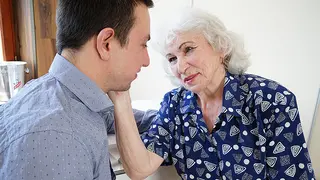 Nonna troia arrapata si fa scopare la figa pelosa dal suo stallone giovane