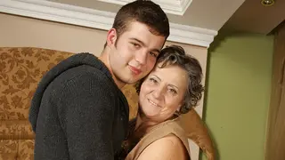 Nonna troia cornuta si fa scopare dal suo stallone giovane