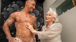 Nonna troia scopa un cazzuto stallone sotto la doccia