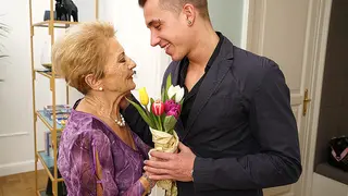 Nonna troia si fa scopare dal suo stallone giovane