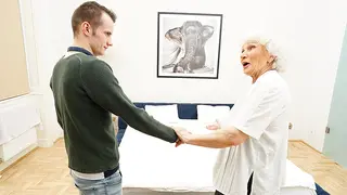 Nonna troia si fa sfondare la figa pelosa dal cazzetto giovane