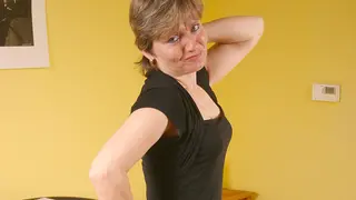 Questa casalinga troia ama far vedere cosa la fa sbavare di figa