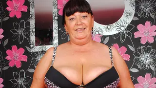 Questa troia di mamma grossa ama bagnarsi e fare la selvaggia - categoria BBW
