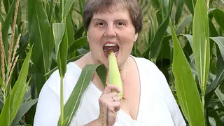 Questa troia mammona adora farsi scopare nel campo di mais - categoria Matrigna