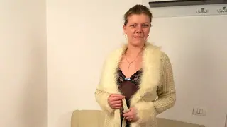 Questa troia matura adora farsi scopare sul divano