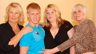 Questo tipo fa la festa con tre troie mature