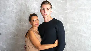 Si sazia la figa con la sua troia milf pelosa e arrapata