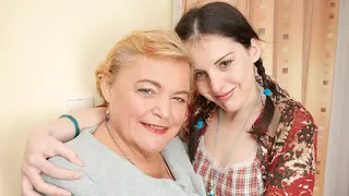 Troia giovane giovane lecca la figa bollente alla nonna troia - categoria Lesbica
