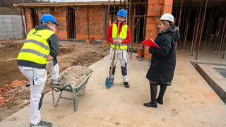Troia matura in cantiere trio con operai